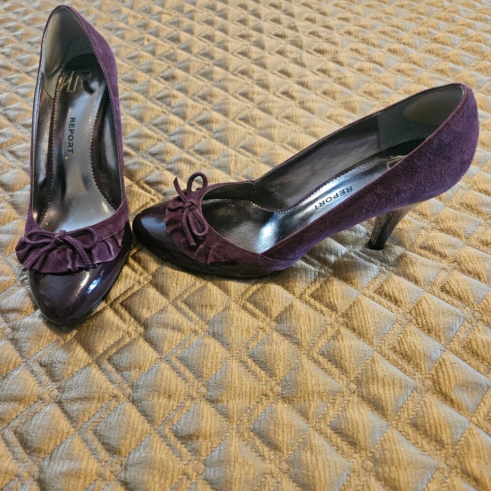 Purple pumps. Suede and bow embellished
